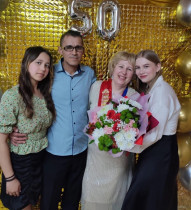 Ученица 8А класса Каримова Зарина принимает участие в акции « Семья-радость моя!».