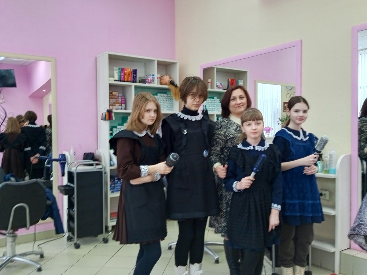 В понедельник парикмахерскую посетило 37 человек. Девочки 5 класс. Подготовка к собранию.